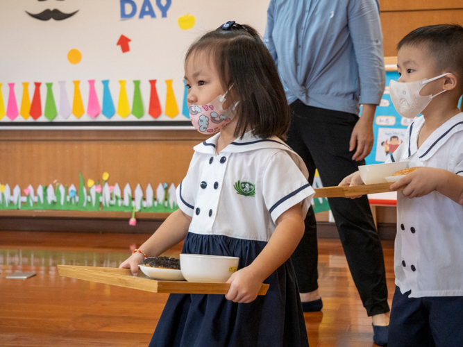 Students serve snacks to their parents on break time. 【Photo by Harold Alzaga】