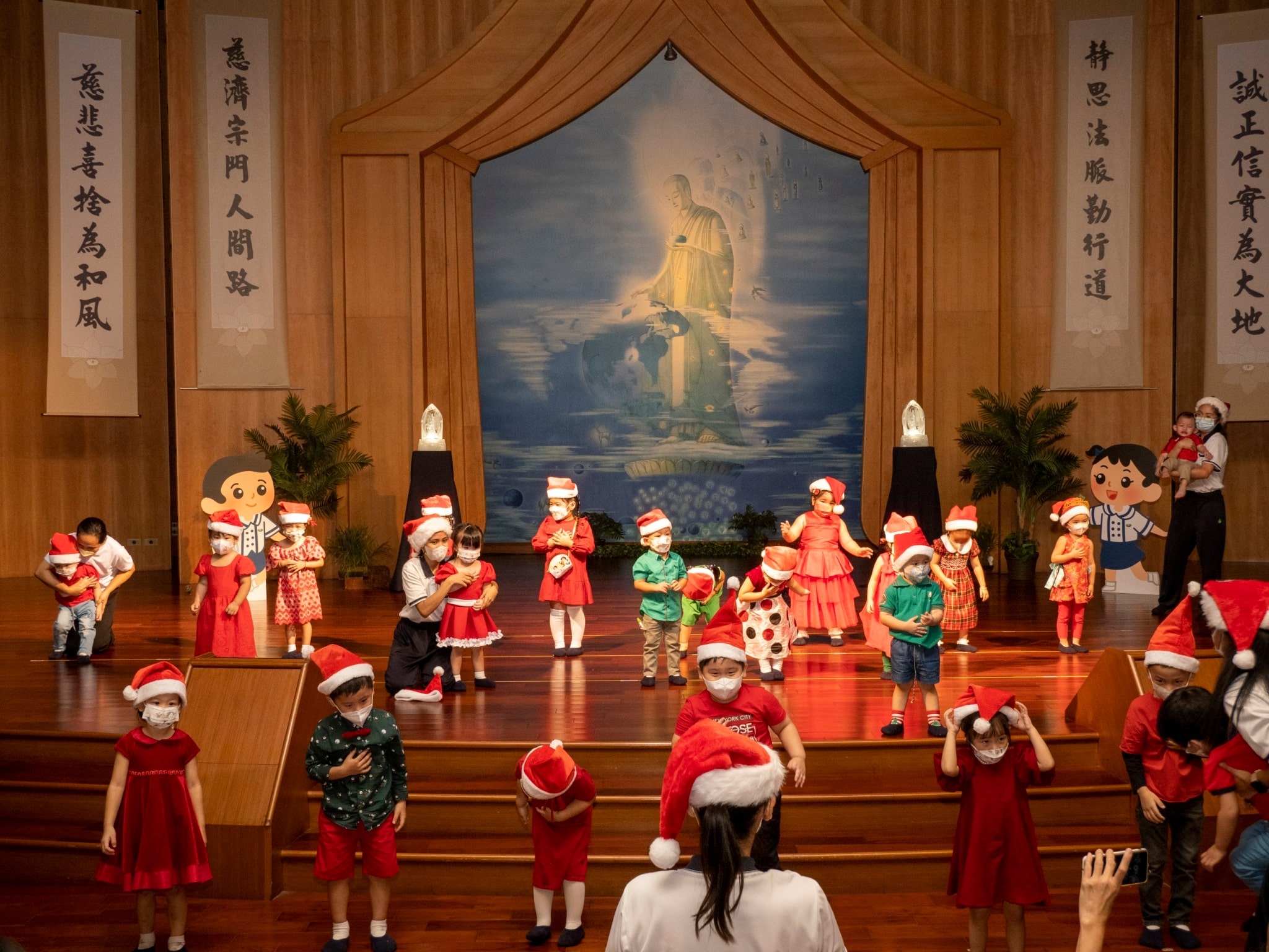 Tzu Chi Great Love Preschool Philippines holds its Thanksgiving program on December 9 at the Jing Si Hall of Tzu Chi Foundation in Agno, Quezon City. 【Photo by Harold Alzaga】