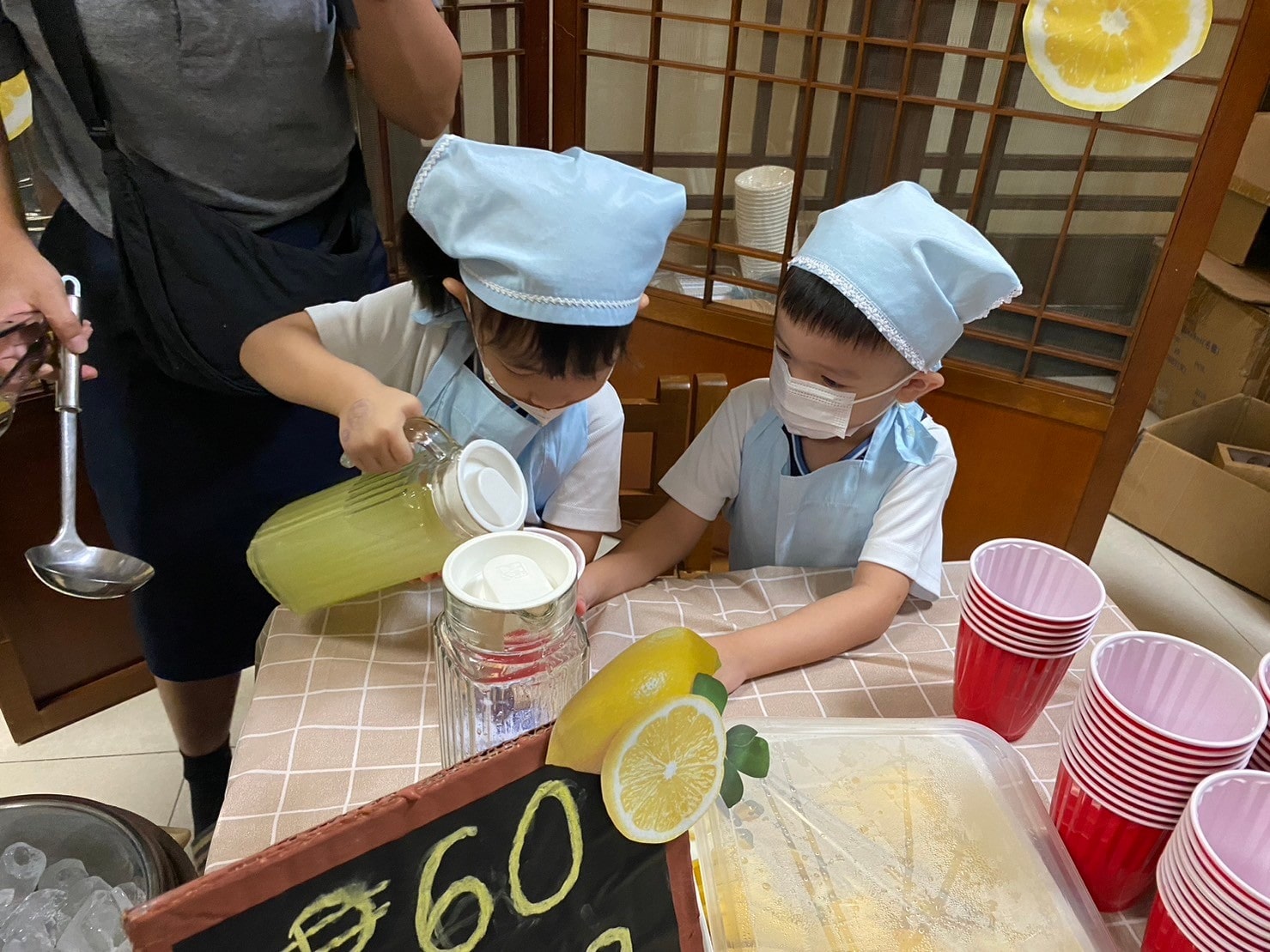 To quench thirst and give refreshment, lemon drinks are also available at the kiddie market.【Photo by Matt Serrano】