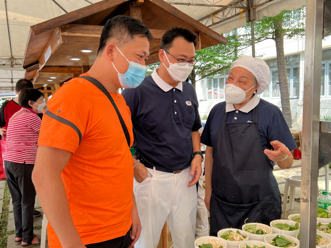 Japanese grocery Star Mix owner Chen Jinfu (leftmost) with Tzu volunteers Wilson Hung (center) and Lu Siu Siu (rightmost). 【Photo by Harold Alzaga】