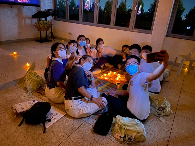 A group takes a selfie during the ‘Starry, Starry Night’ session. 【Photo by Matt Serrano】