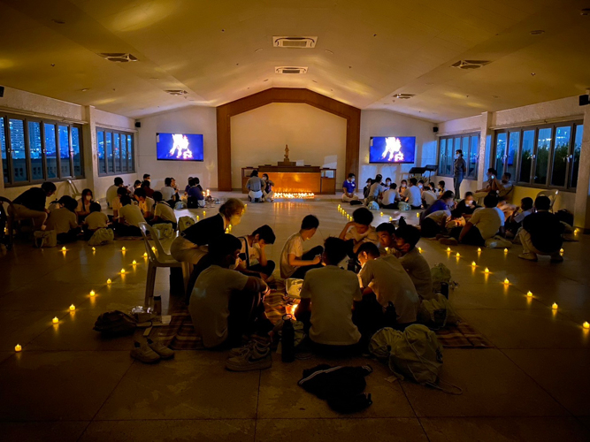 During ‘Starry, Starry Night’, groups form intimate sharing circles to bond with their groupmates. 【Photo by Matt Serrano】