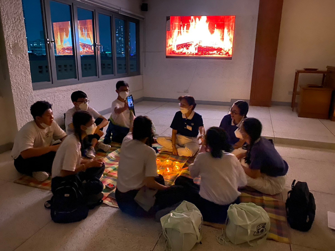 During ‘Starry, Starry Night’, groups form intimate sharing circles to bond with their groupmates. 【Photo by Matt Serrano】