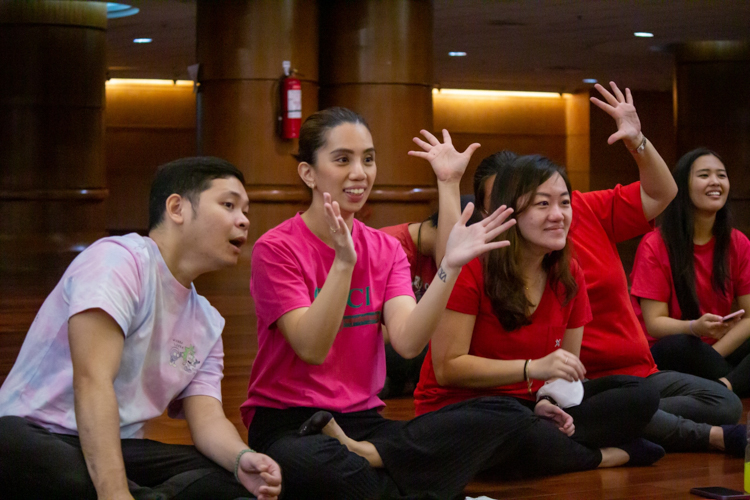 Parents and families cheer on with full support during the freeze dance competition. 【Photo by Marella Saldonido】