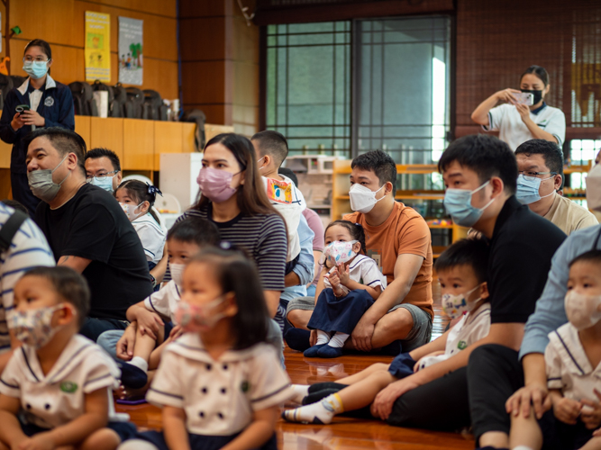 Students and parents pay close attention during the storytelling session. 【Photo by Daniel Lazar】