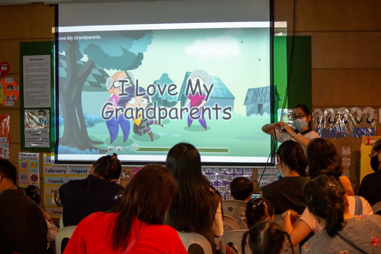 Teacher Benny Polican leads a storytelling session about the love for grandparents. 【Photo by Marella Saldonido】