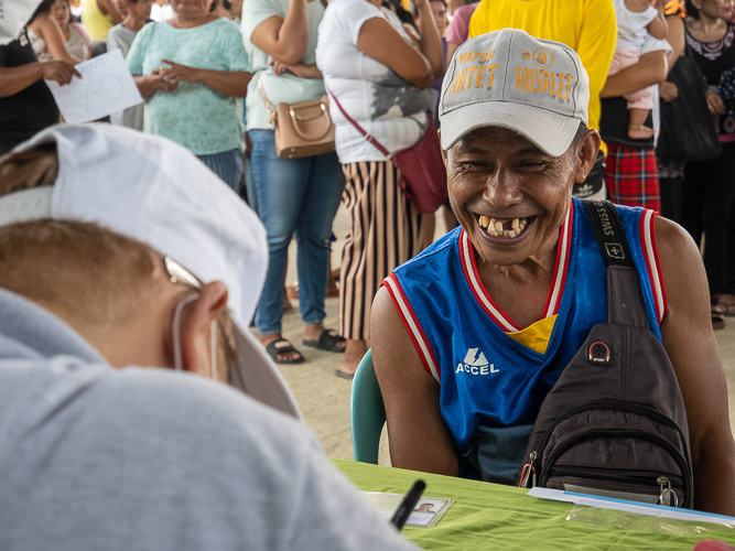 Brgy. Bayho residents excitedly line up for the stub distribution. 【Photo by Matt Serrano】