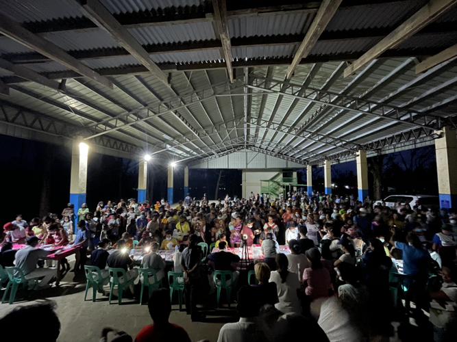 Volunteers use generators, emergency lights, and cellphones when stub distribution lasted until night. 【Photo by Jeaneal Dando】