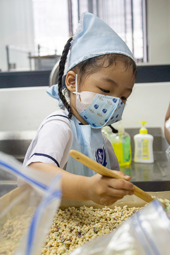 Students enthusiastically participate in crafting delightful treats during the bake sale.【Photo by Matt Serrano】