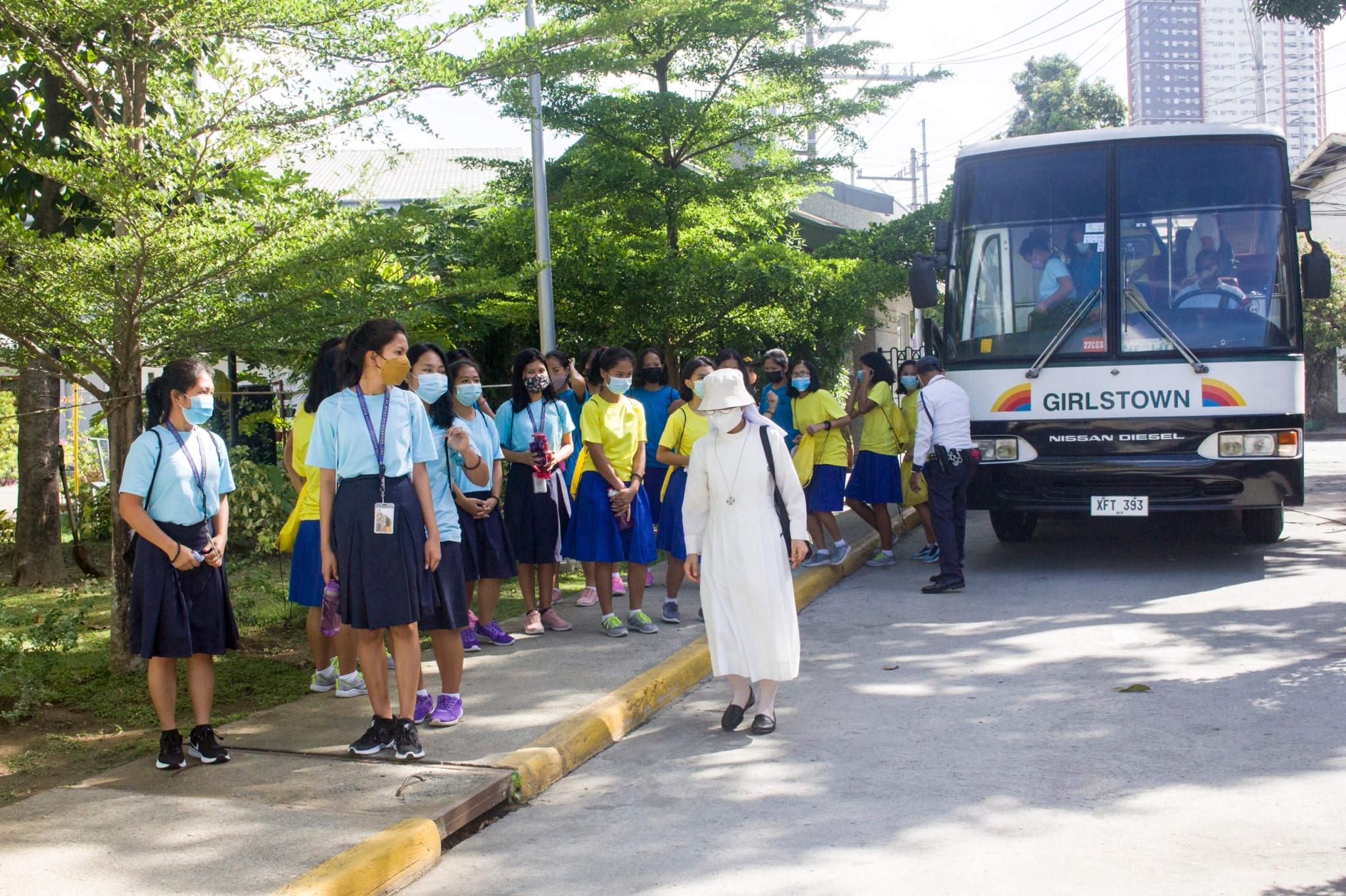 100 students from Sisters of Mary Schools – Biga Girlstown in Silang, Cavite arrive at the Buddhist Tzu Chi Campus for their eye checkup and refraction test.【Photo by Matt Serrano】
