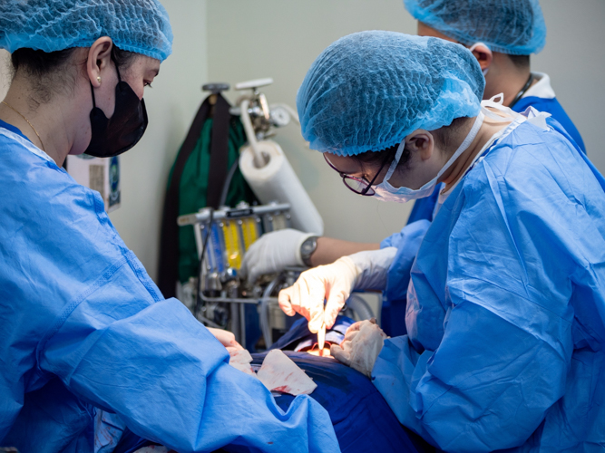 TIMA doctors perform goiter and hernia removal surgery inside the operating room. 【Photo by Daniel Lazar】