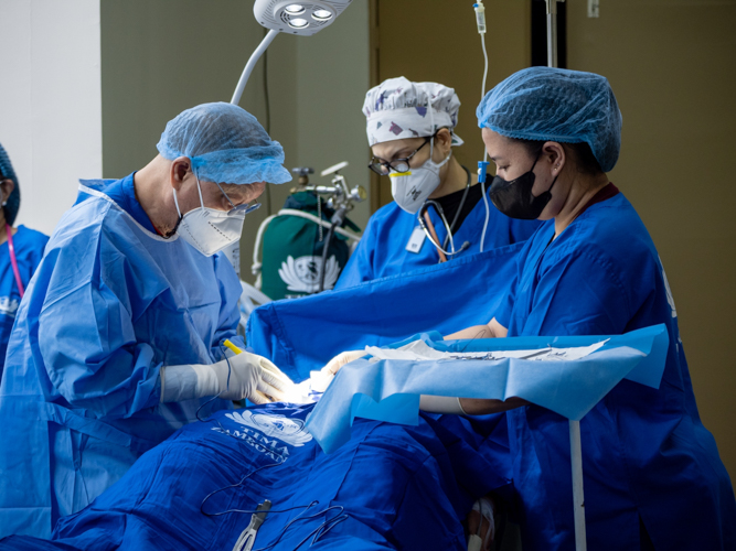 TIMA doctors perform goiter and hernia removal surgery inside the operating room. 【Photo by Daniel Lazar】
