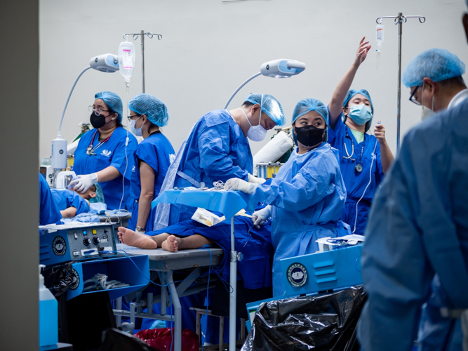 TIMA doctors perform goiter and hernia removal surgery inside the operating room. 【Photo by Daniel Lazar】