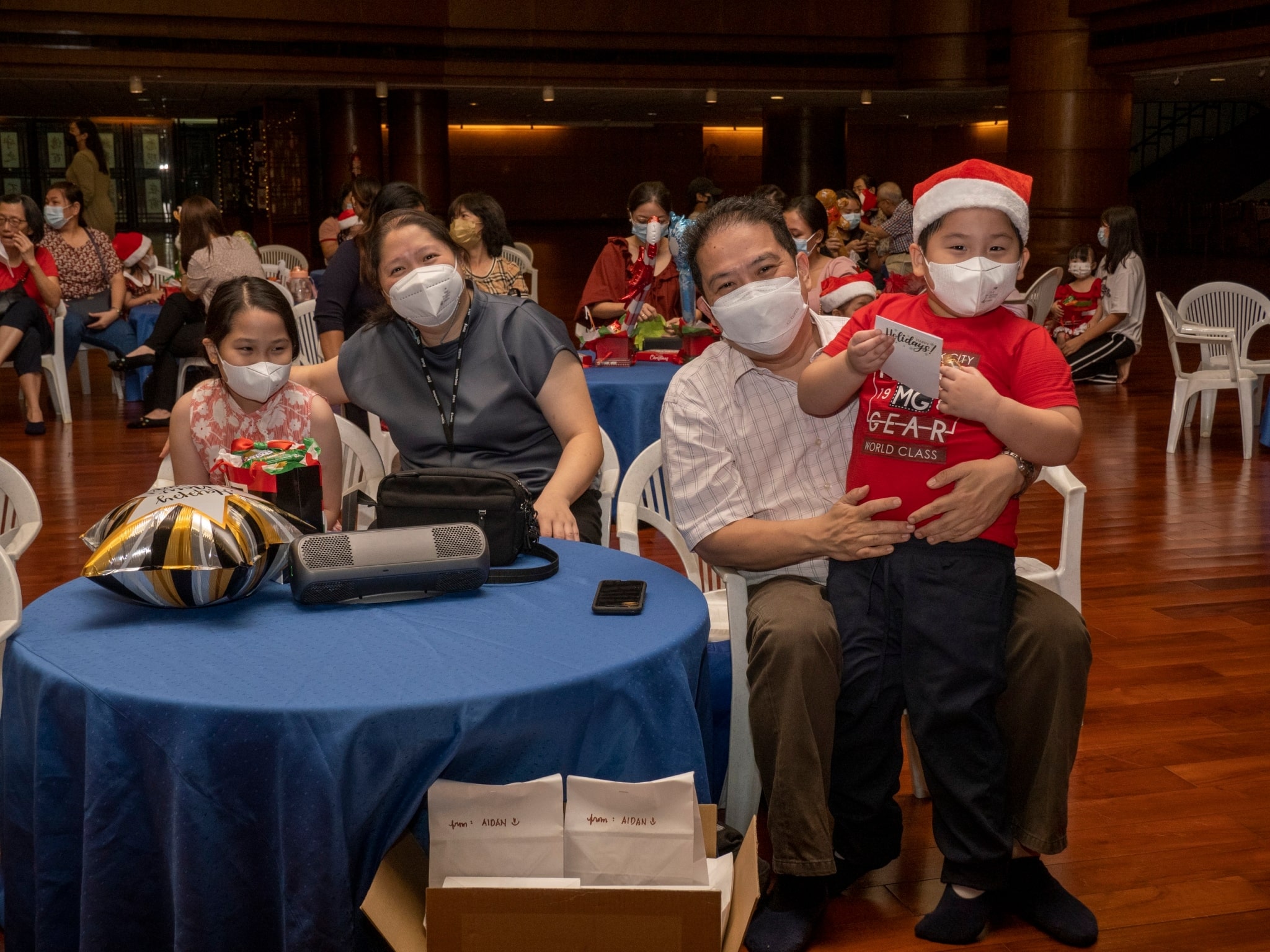 Students’ families attend in full support of the thanksgiving program.【Photo by Harold Alzaga】
