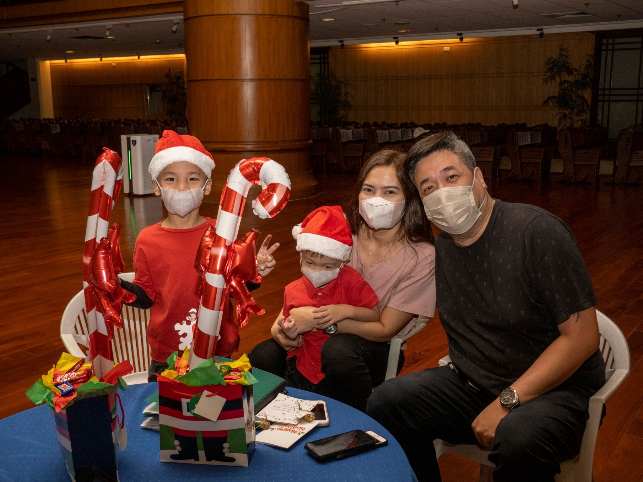 Students’ families attend in full support of the thanksgiving program.【Photo by Harold Alzaga】