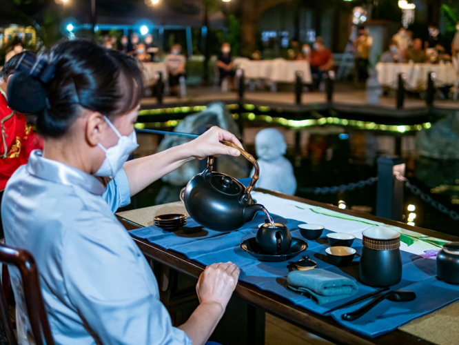 Attendees take delight in the special Tzu Chi tea ceremony held at the Lotus Pond. 【Photo by Daniel Lazar】