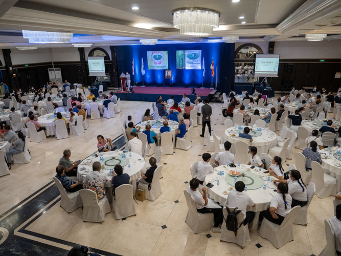 Tzu Chi holds a tea party to thank volunteers and guests and to invite more people to support the foundation’s cause. 【Photo by Jeaneal Dando】