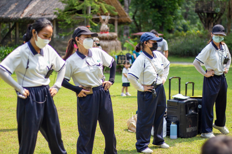 Preschool teachers lead students and parents in a dance exercise. 【Photo by Matt Serrano】