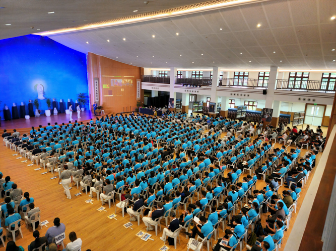 About 500 scholars from the elementary, high school, and college levels attended the December 4 humanities class held at the Jing Si Hall. 【Photo by Daniel Lazar】