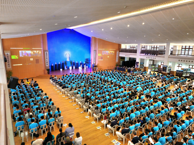 Scholars attended a humanities class on filial piety at the Jing Si Hall. 【Photo by Daniel Lazar】