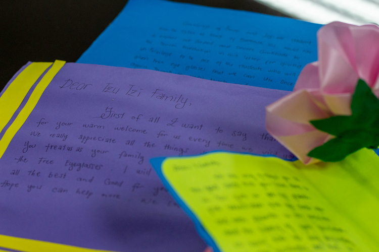 At the end of their visit at the BTCC, students reciprocated the volunteers’ love and left them with colorful hand-made ‘thank you’ cards. 【Photo by Harold Alzaga】