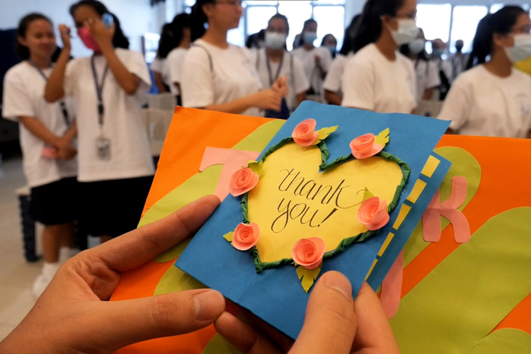 At the end of their visit at the BTCC, students reciprocated the volunteers’ love and left them with colorful hand-made ‘thank you’ cards. 【Photo by Harold Alzaga】