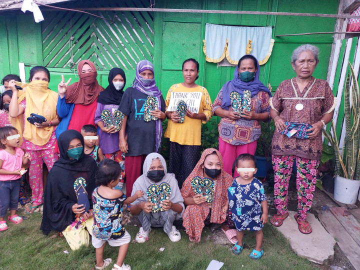 Residents are all smiles after receiving pairs of slippers from Tzu Chi. 【Photo by Tzu Chi Zamboanga】