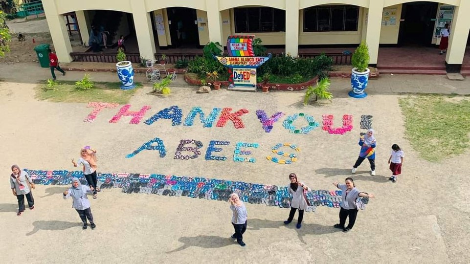 Arena Blanco East Elementary School in Zamboanga City thanks Tzu Chi for the donating pairs of slippers to their students. 【Photo by Tzu Chi Zamboanga】