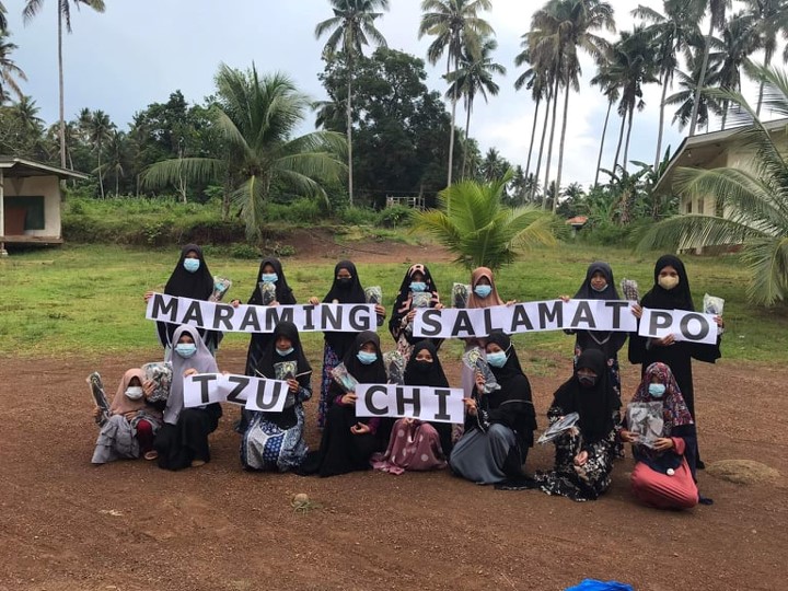 “Tzu Chi’s generosity to them was deeply ingrained in their memories so they thought that anything given to them comes from Tzu Chi,” says Harvey Yap on the response of beneficiaries to their planned anonymous slippers donation. 【Photo by Tzu Chi Zamboanga】