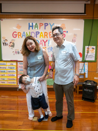 Mr. and Mrs. Bangayan, who flew in from Davao, join their grandson Theo in the Grandparents Day celebration of Tzu Chi Great Love Preschool Philippines. 【Photo by Matt Serrano】