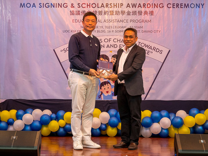 Tzu Chi Davao Officer-in-Charge Nelson Chua presents Tzu Chi’s book “A Mission of Love” as a token of appreciation to USeP President Dr. Bonifacio G. Gabales, Jr. 【Photo by Matt Serrano】