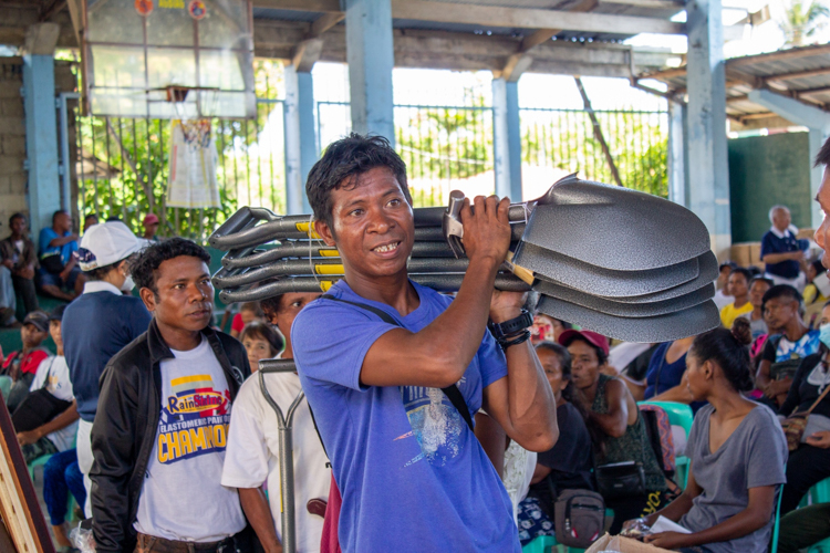 Shovels are one of the relief items given to the beneficiaries. 【Photo by Marella Saldonido】