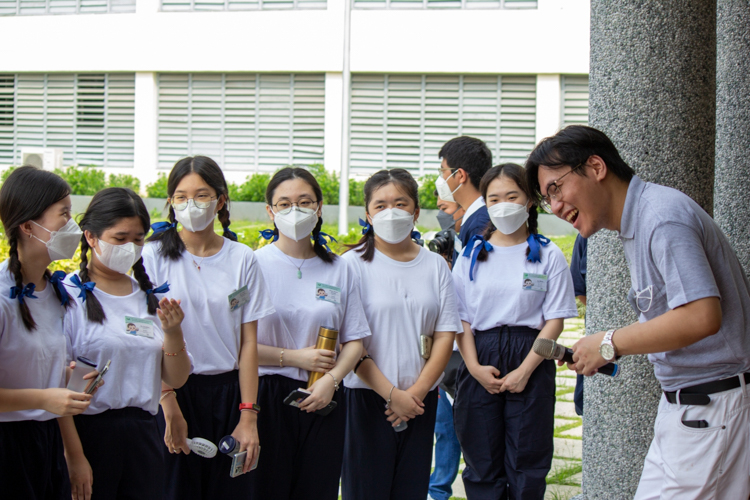 Participants take a tour of the Buddhist Tzu Chi Campus. 【Photo by Marella Saldonido】