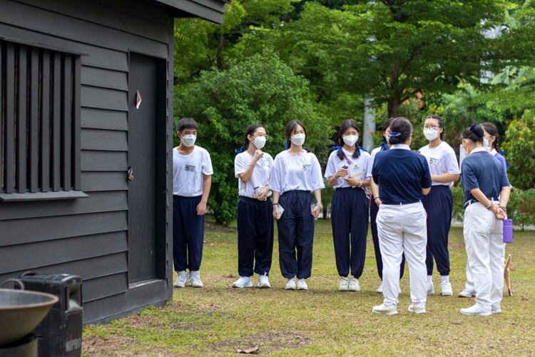 Participants take a tour of the Buddhist Tzu Chi Campus. 【Photo by Matt Serrano】