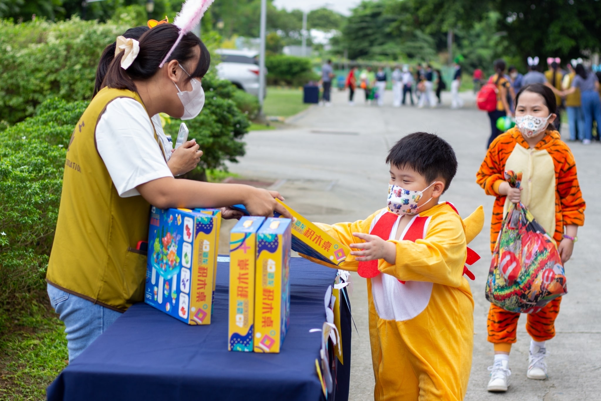 Tzu Chi volunteers hand toys over to a student. 【Photo by Jeaneal Dando】