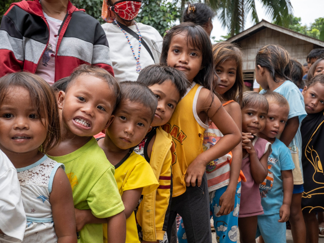 Children of farmers eagerly line up for treats generously prepared by Tzu Chi volunteers. 【Photo by Matt Serrano】