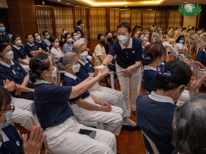 Volunteer receives her prize in the trivia game. 【Photo by Kendrick Yacuan】