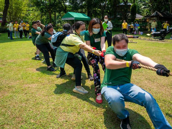 Parents and guardians have their game face on in a tug of war game at the Family Sportsfest of the Tzu Chi Great Love Preschool Philippines. 【Photo by Daniel Lazar】