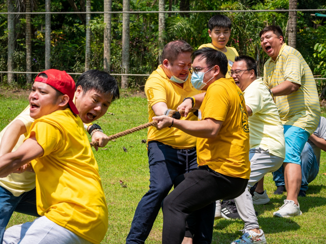Parents and guardians have their game face on in a tug of war game at the Family Sportsfest of the Tzu Chi Great Love Preschool Philippines. 【Photo by Daniel Lazar】