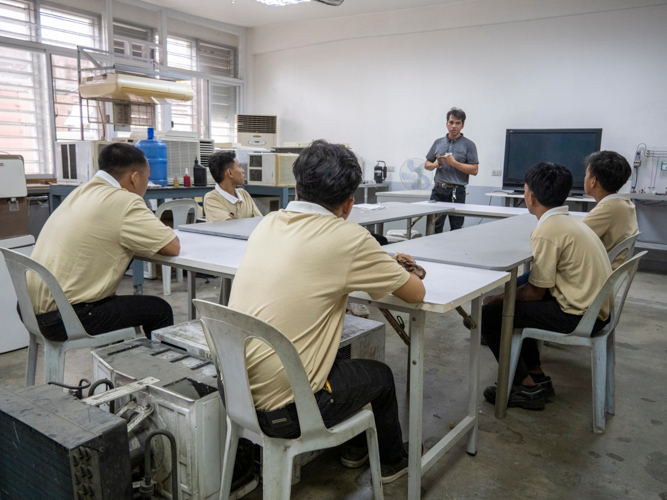 Tzu Chi Tech-Voc staff member and welding teacher Elpidio Valdez Jr. gives final reminders to the scholars before their certification exam. 【Photo by Matt Serrano】