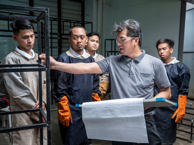 Tzu Chi’s Technical Vocational Scholarship Program provides underprivileged Filipinos with skills training and values formation, helping them with employment after graduation. 【Photo by Matt Serrano】