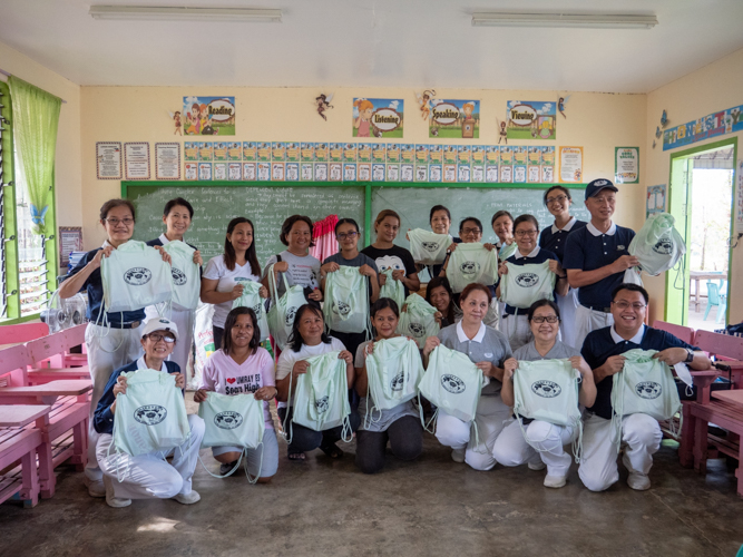 Tzu Chi volunteers and teachers from Ibona Elementary School. October 12, 2022. 【Photo by Jeaneal Dando】