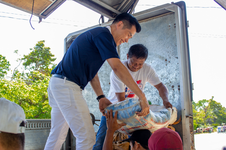 Tzu Chi volunteers unload sacks of rice during the Super Typhoon Egay relief mission in Sanchez Mira, Cagayan. 【Photo by Marella Saldonido】