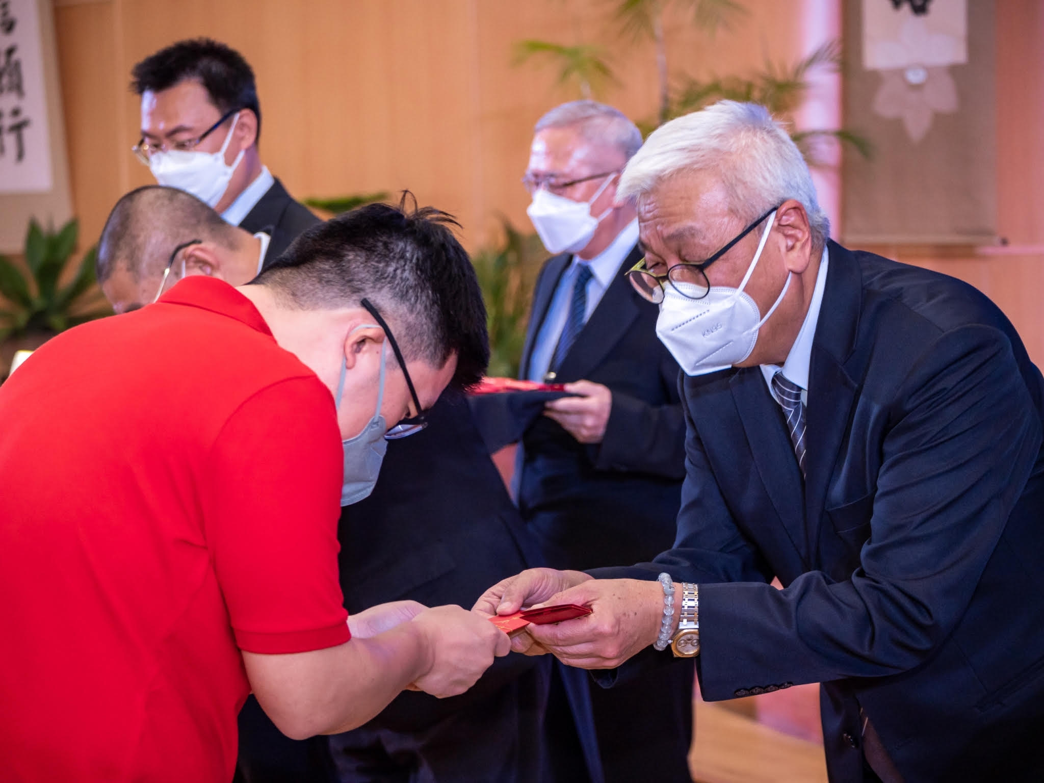 Tzu Chi Philippines CEO Henry Yuňez (right) presents a guest with a red angpao. 【Photo by Daniel Lazar】