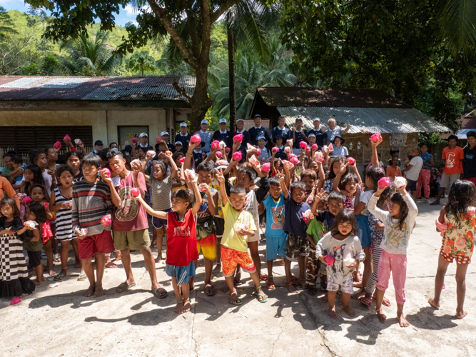 Farmers’ children are happy to receive vegetarian buns from Tzu Chi volunteers. 【Photo by Matt Serrano】