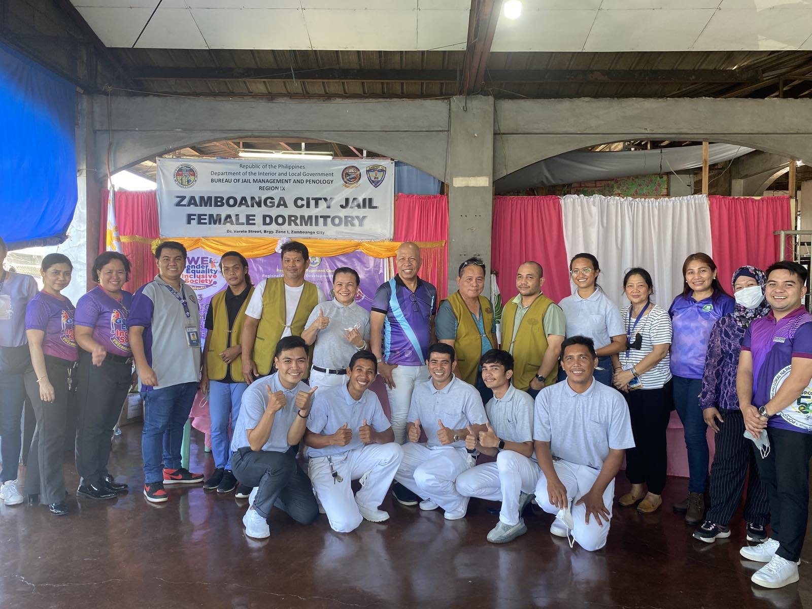 Volunteers from Tzu Chi Zamboanga and the Regional Gender and Development Committee of the Regional Development Council (Region IX) join for a group photo.