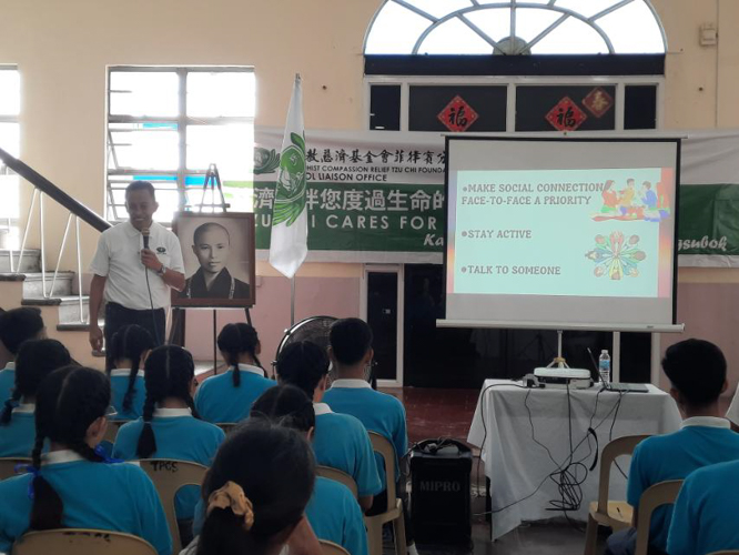 In Bicol, Tzu Chi scholars listen to Tzu Chi International Medical Association (TIMA) volunteer Dr. Geoffrey Lopecillo give a talk on mental health.
