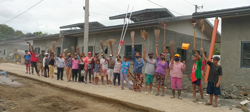 It was a long, hot day, but Palo beneficiaries were glad to be involved in the completion of the Tzu Chi Great Love Village.  