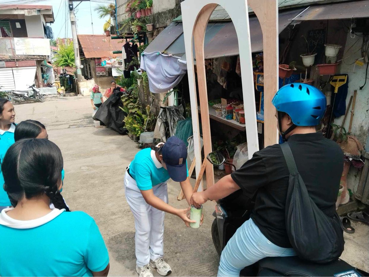 With every donation for the victims of Typhoon Carina (Gaemi), Tzu Chi Cebu scholars bow in gratitude and humility.