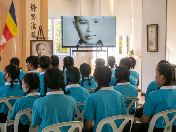 Tzu Chi Pampanga scholars watch a video presentation on Tzu Chi’s history and its founder, Dharma Master Cheng Yen. 【Photo by Matt Serrano】